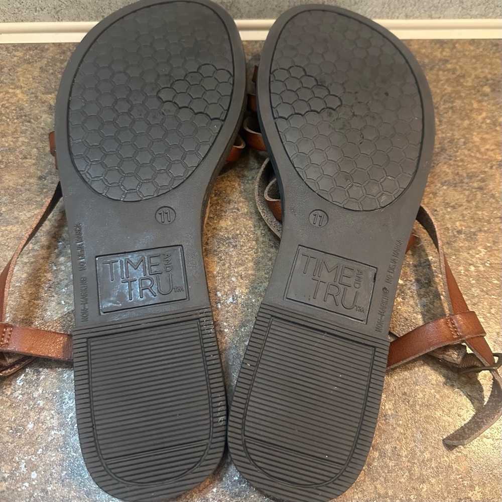 Time and tru sandals - Picture 4 of 5